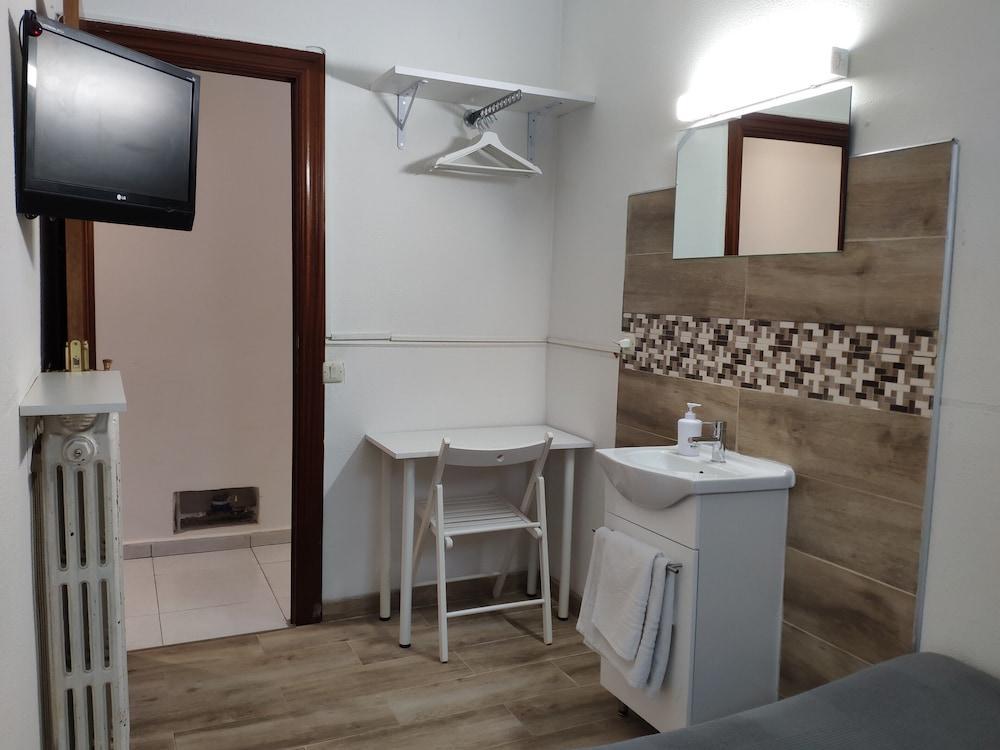 Hostal Cervantes Madrid Bagian luar foto