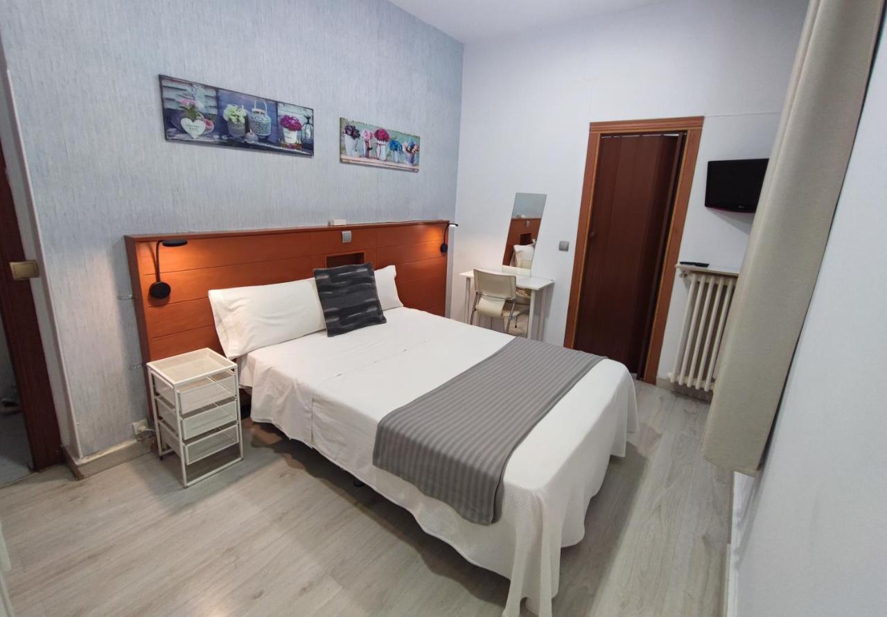 Hostal Cervantes Madrid Bagian luar foto