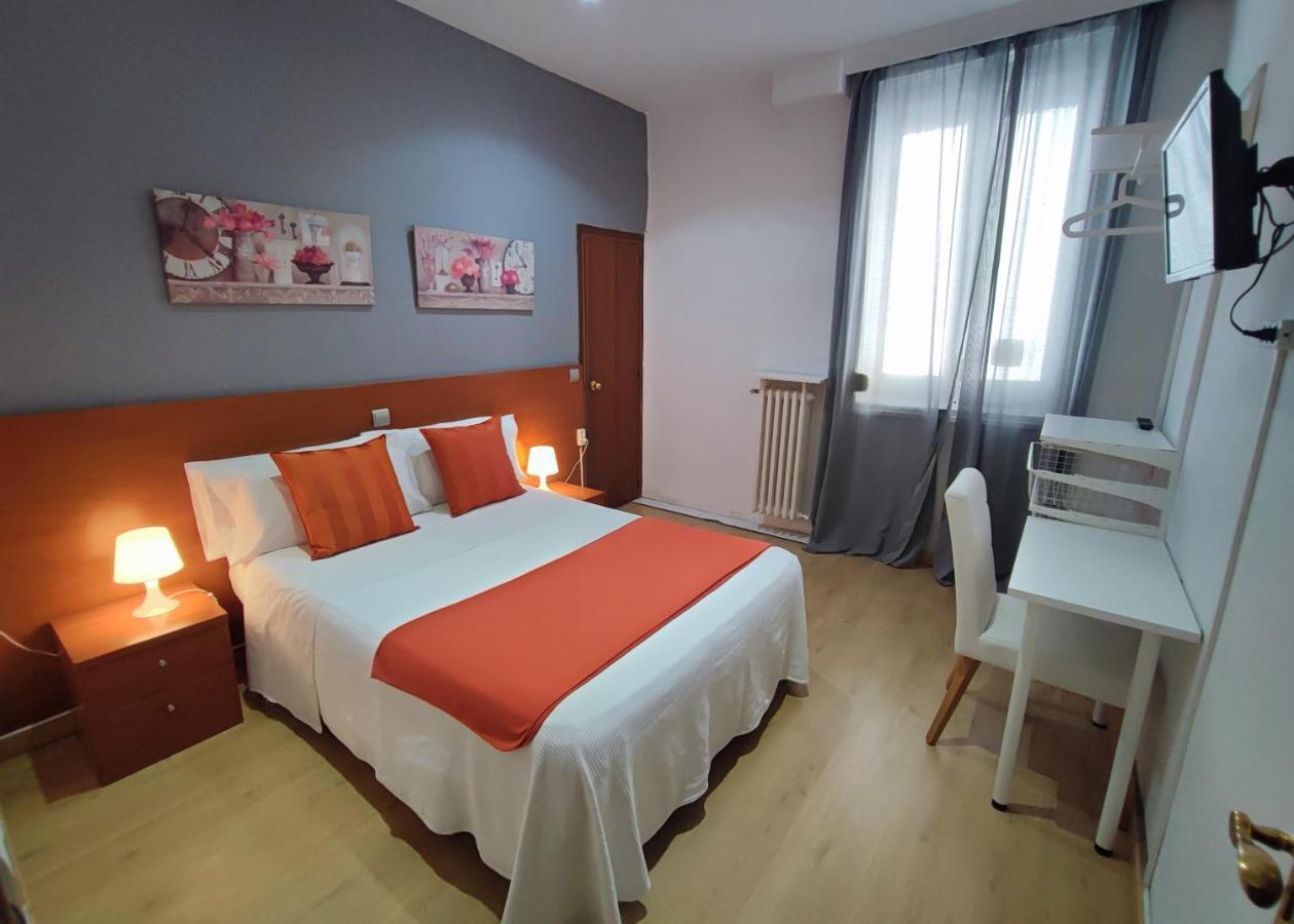 Hostal Cervantes Madrid Bagian luar foto