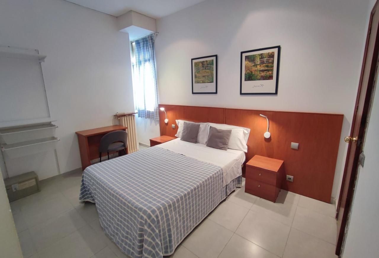 Hostal Cervantes Madrid Bagian luar foto