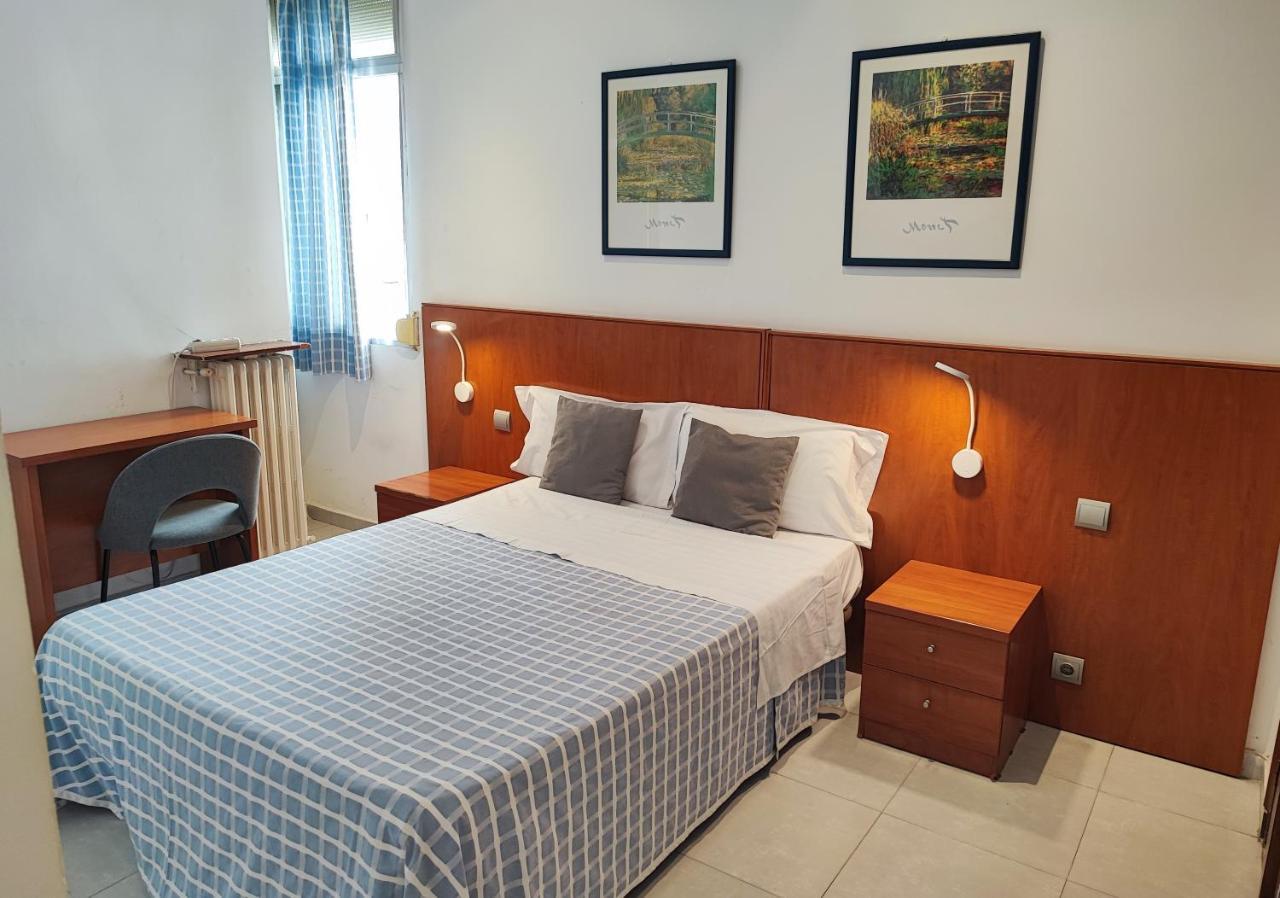 Hostal Cervantes Madrid Bagian luar foto