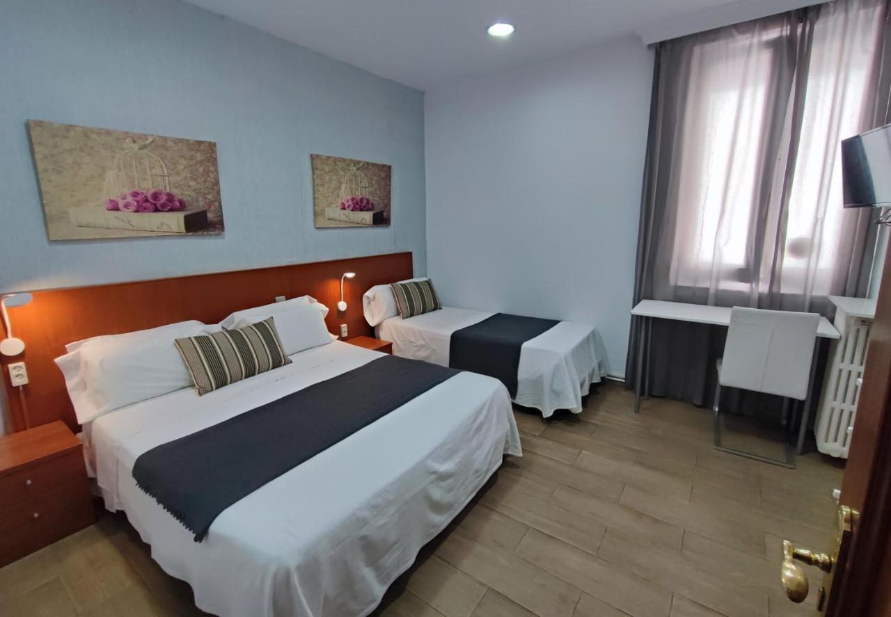 Hostal Cervantes Madrid Bagian luar foto
