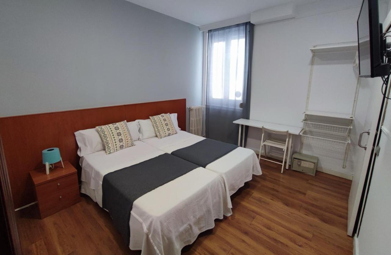 Hostal Cervantes Madrid Bagian luar foto
