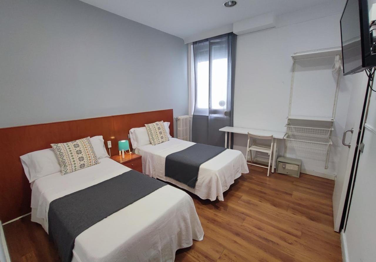 Hostal Cervantes Madrid Bagian luar foto
