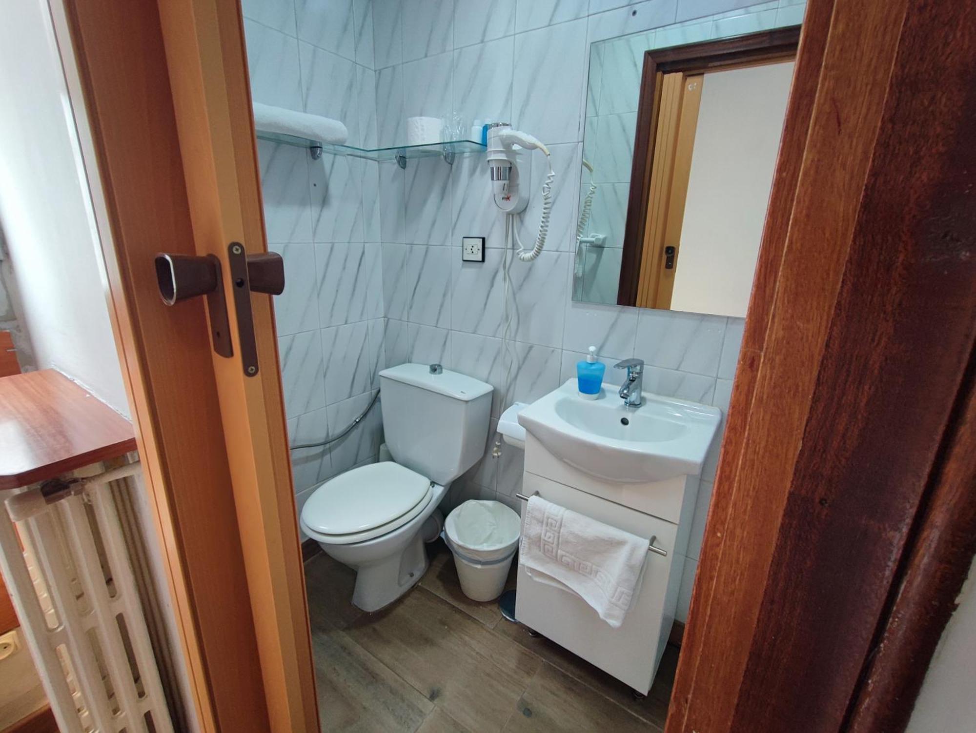 Hostal Cervantes Madrid Bagian luar foto
