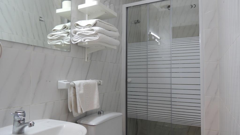 Hostal Cervantes Madrid Bagian luar foto