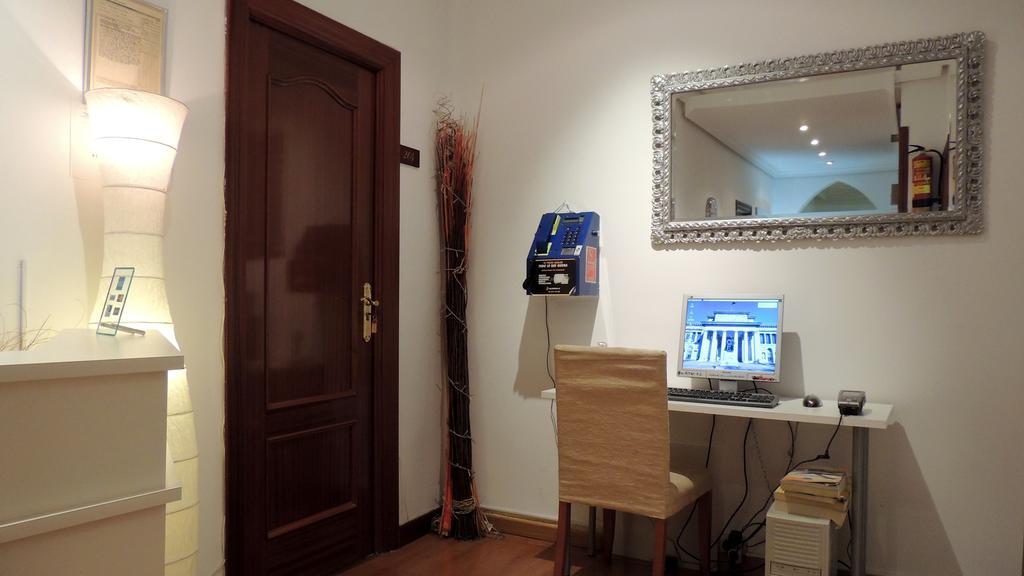 Hostal Cervantes Madrid Bagian luar foto