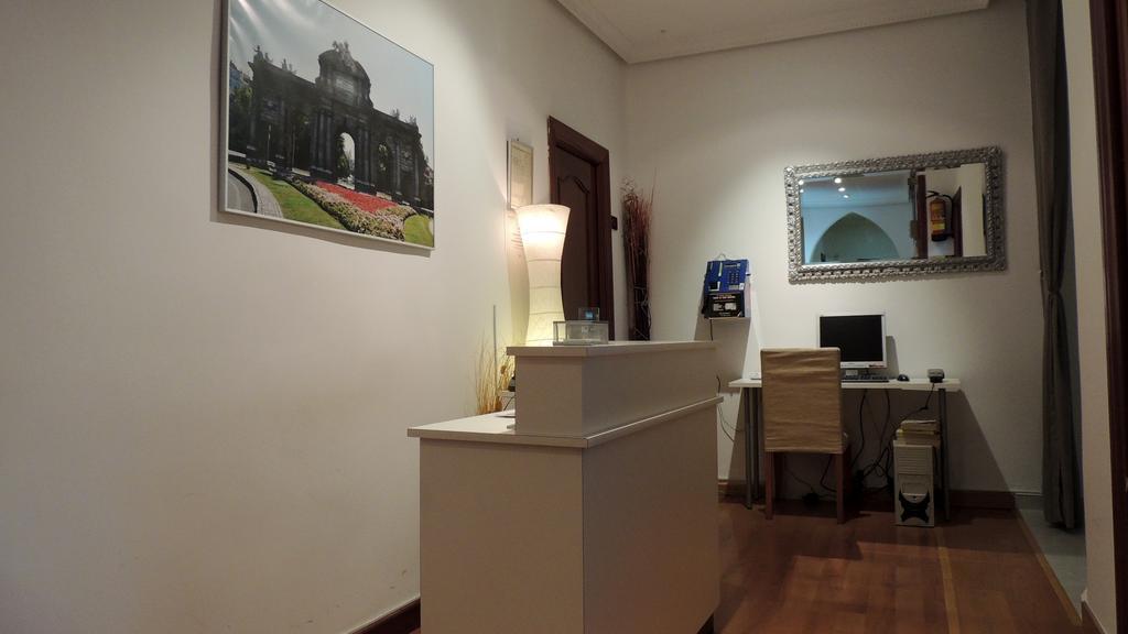 Hostal Cervantes Madrid Bagian luar foto