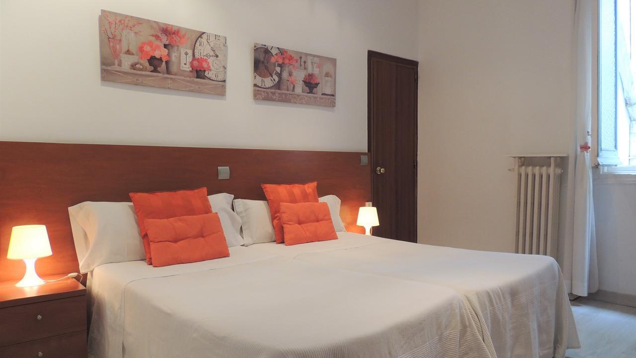 Hostal Cervantes Madrid Bagian luar foto