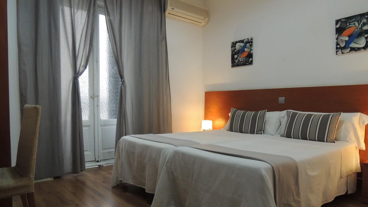 Hostal Cervantes Madrid Bagian luar foto