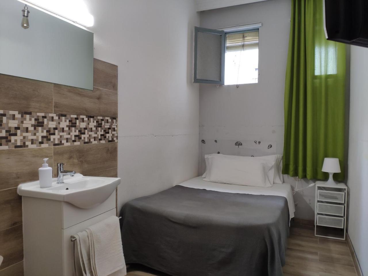 Hostal Cervantes Madrid Ruang foto